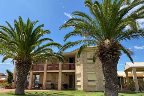 Whispering Palms - Hotel WA 0