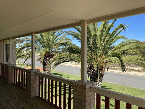 Whispering Palms - Hotel WA 1
