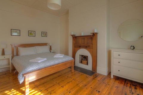 Young's Cottage - Circa: 1861 - Hotel WA 2