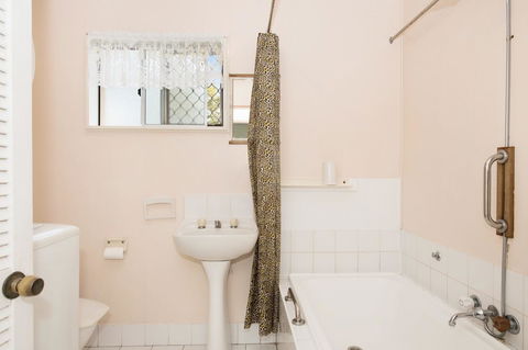 Lowset, Pet Friendly Cottage - Sunset Ave, Bongaree - Hotel WA 17