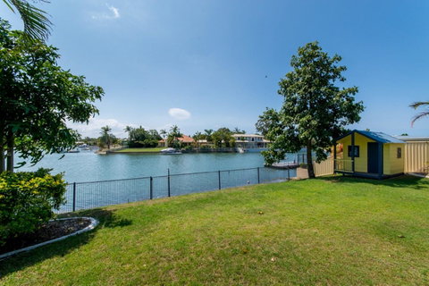 Lowset Home On The Canal - Dolphin Dr, Bongaree - Hotel WA 10