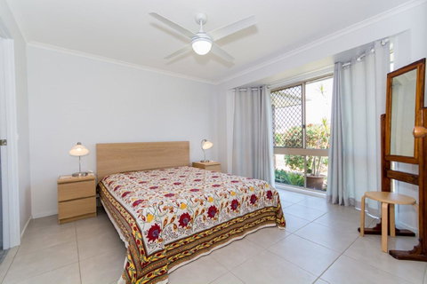 Lowset Home On The Canal - Dolphin Dr, Bongaree - Hotel WA 9