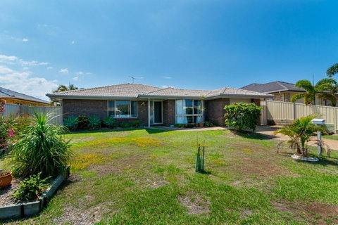 Lowset Home On The Canal - Dolphin Dr, Bongaree - Hotel WA 6