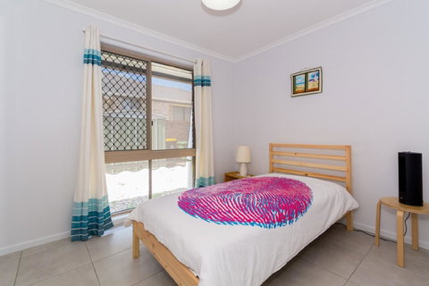 Lowset Home On The Canal - Dolphin Dr, Bongaree - Hotel WA 17