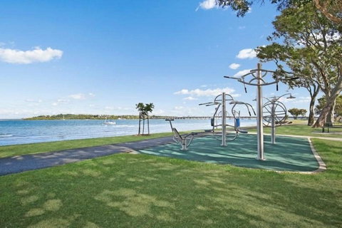 Lowset Home On The Canal - Dolphin Dr, Bongaree - Hotel WA 16