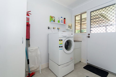 Lowset Home On The Canal - Dolphin Dr, Bongaree - Hotel WA 7