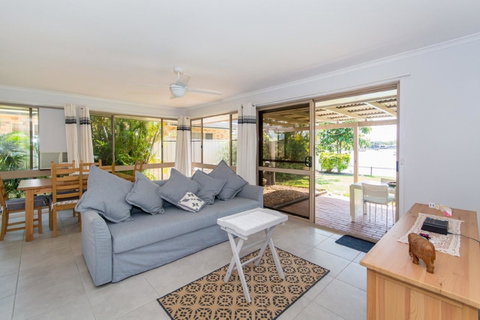 Lowset Home On The Canal - Dolphin Dr, Bongaree - Hotel WA 2