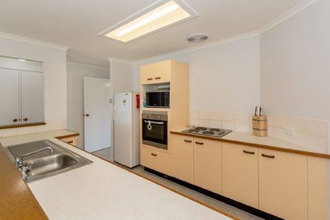 Lowset Home On The Canal - Dolphin Dr, Bongaree - Hotel WA 5
