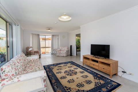 Lowset Home On The Canal - Dolphin Dr, Bongaree - Hotel WA 12