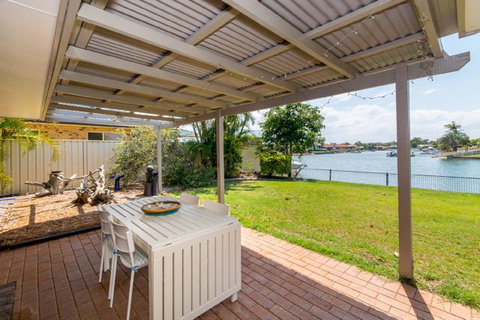 Lowset Home On The Canal - Dolphin Dr, Bongaree - Hotel WA 0