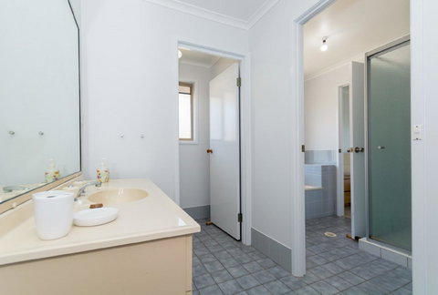 Lowset Home On The Canal - Dolphin Dr, Bongaree - Hotel WA 1
