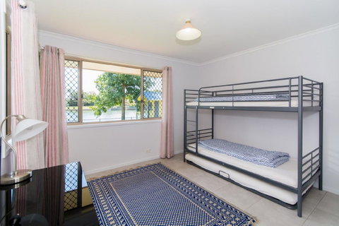 Lowset Home On The Canal - Dolphin Dr, Bongaree - Hotel WA 13