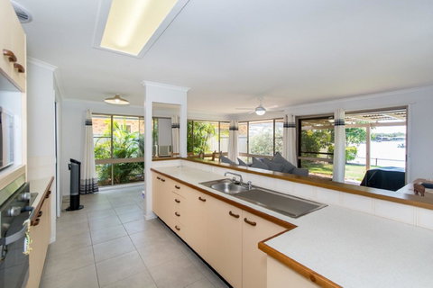 Lowset Home On The Canal - Dolphin Dr, Bongaree - Hotel WA 8