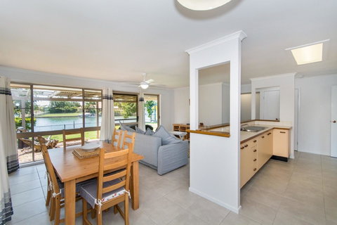 Lowset Home On The Canal - Dolphin Dr, Bongaree - Hotel WA 4