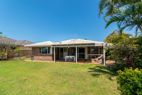 Lowset Home On The Canal - Dolphin Dr, Bongaree - Hotel WA 3