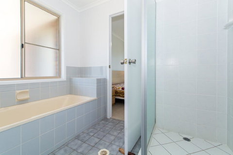Lowset Home On The Canal - Dolphin Dr, Bongaree - Hotel WA 11