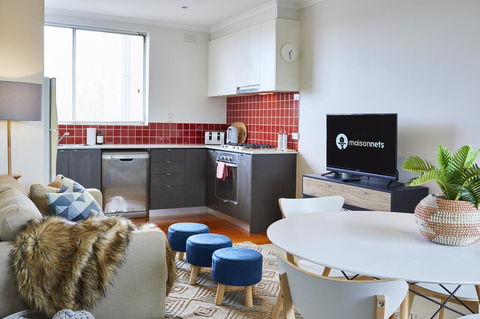 1 Bdrm Top Floor Apt With Sunroom - Hotel WA 1