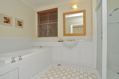 1 Bedroom Executive Villa Located Within Cypress Lakes - Hotel WA 1