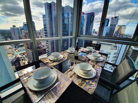 2BR EPIC VIEWS , CBD,  2 Cars , Pool, Wine, Gym, Netflix - Hotel WA 1