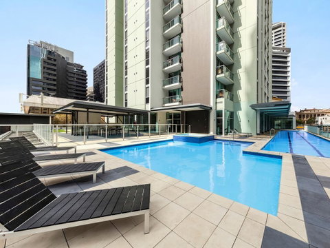 2BR EPIC VIEWS , CBD,  2 Cars , Pool, Wine, Gym, Netflix - Hotel WA 2