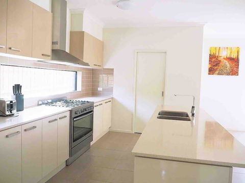 4 Bed 2 And A Half Bath Luxury Villa In Point Cook - Hotel WA 2
