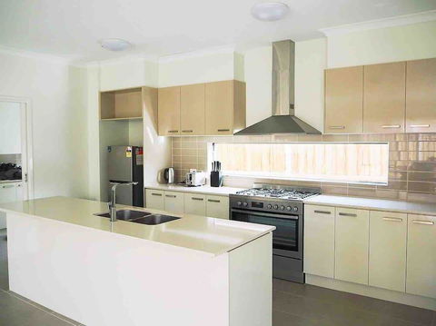 4 Bed 2 And A Half Bath Luxury Villa In Point Cook - Hotel WA 3