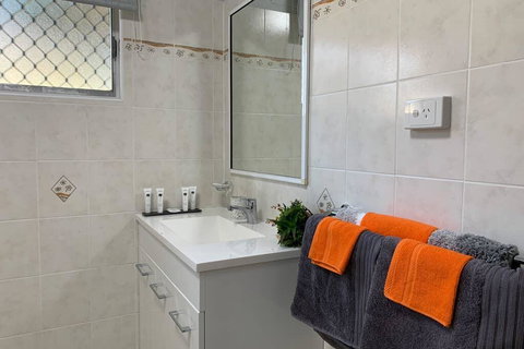 Andergrove Home With A Garden View-Wi-fi & Netflix - Hotel WA 1