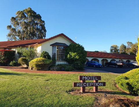 McNevins Warwick Motel - Hotel WA 0
