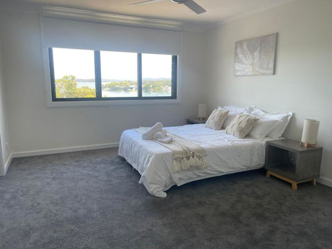 Mirrabooka Magic - Luxury By The Lake - Hotel WA 2