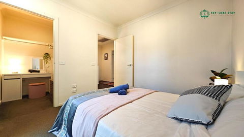 Modern 2-Bedroom Townhouse Near DFO & RMIT - Hotel WA 3