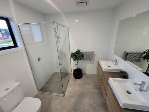New 5 Bedroom House In Rousehill - Hotel WA 2