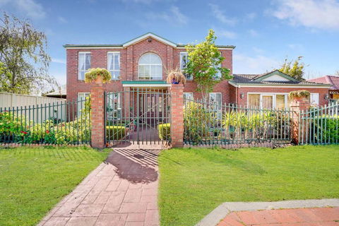 Prized Home Away From Home In Enviable Location - Hotel WA 1