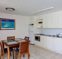Baden 50 - Rainbow Shores Swimming pool walk to beach tropical surroundings