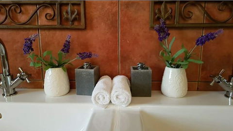 Barossa Glen - Henri's Cottage - Bed & Breakfast - Hotel WA 2