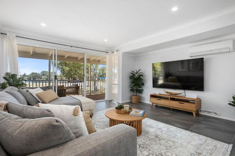 Riverside Bliss - Luxe Retreat In South Yunderup - Pet Friendly - Hotel WA 3