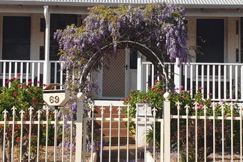 Roseneath Cottage with Hotel WA