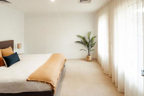 Salhus - Sleep In King Beds & Easy Walk To Town - Hotel WA 3